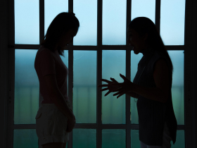 影／雪隧母女打架5分鐘，火爆理由竟為「聽音樂」！26歲女兒要告49歲媽媽家暴「聲請保護令」